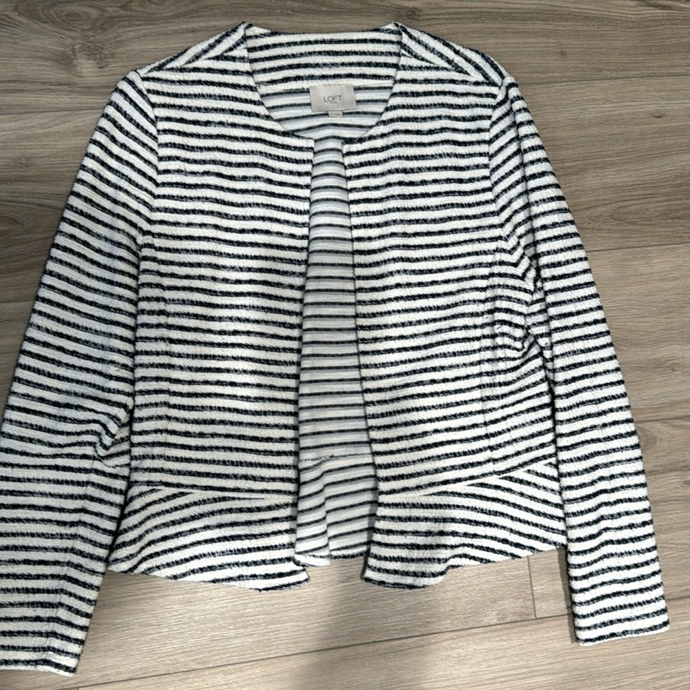 Light weight blazer that can be dressed up or down. Only wore twice.
